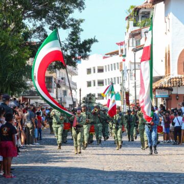 Vallartenses y turistas disfrutaron el tradicional desfile cívico-militar