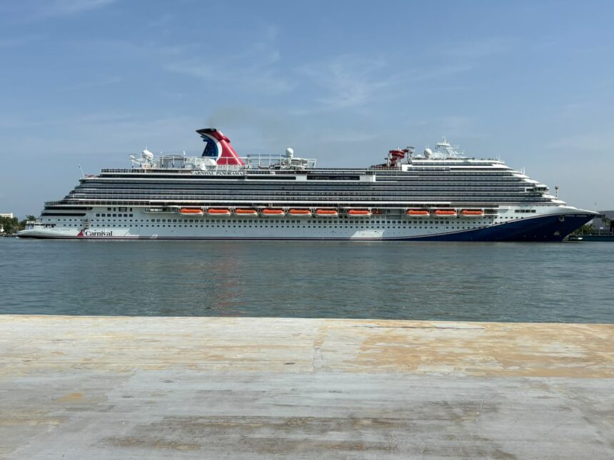 Atraca el Carnival Panorama en Puerto Vallarta con miles de visitantes