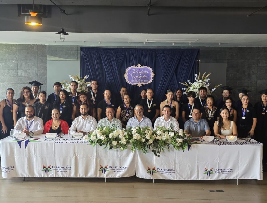 Se gradúan 33 jóvenes y adultos en Puerto Vallarta