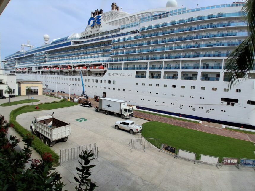Tras aplazar su arribo por el huracán Polo, llega a Puerto Vallarta el Island Princess