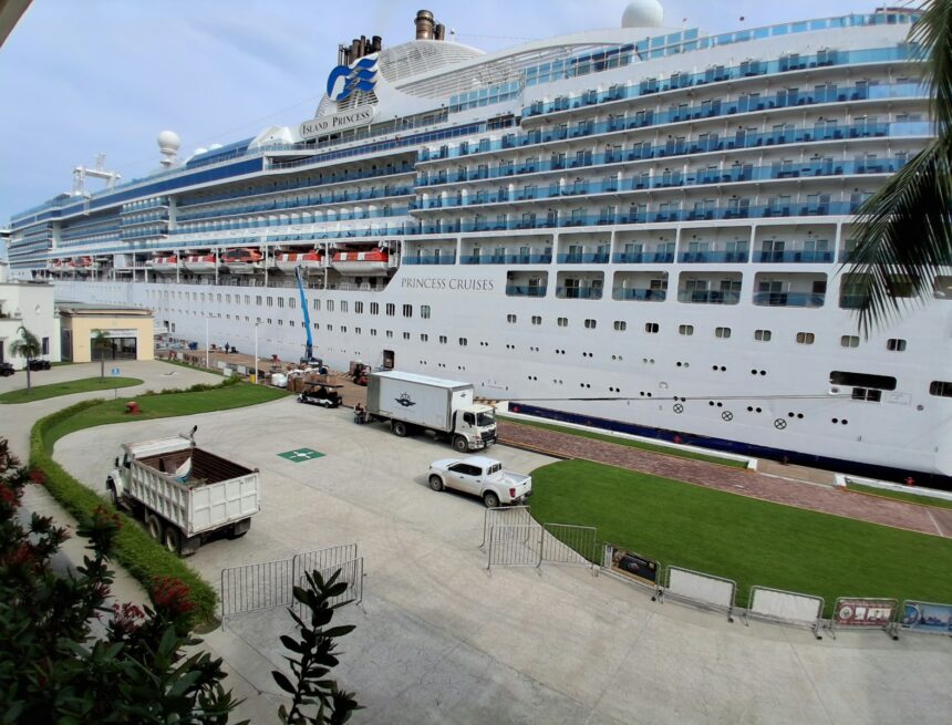Tras aplazar su arribo por el huracán Polo, llega a Puerto Vallarta el Island Princess