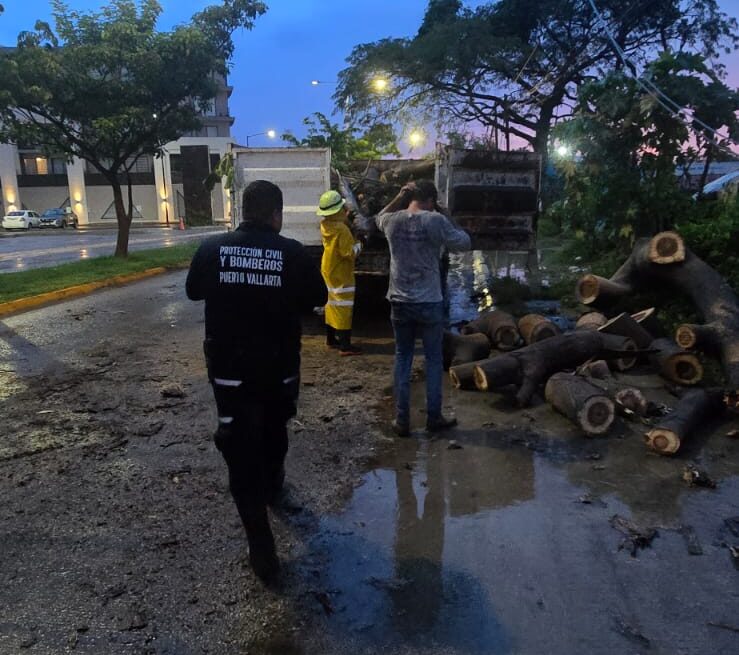 Brinda Protección Civil de Puerto Vallarta atención permanente a reportes generados por lluvias