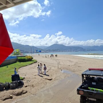 Por oleaje elevado, mantienen bandera roja en playas de Vallarta
