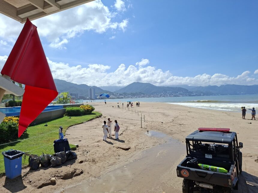 Por oleaje elevado, mantienen bandera roja en playas de Vallarta