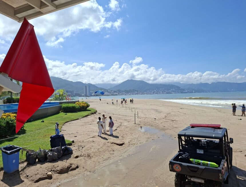Por oleaje elevado, mantienen bandera roja en playas de Vallarta