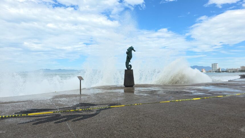 Cierran todas las playas de Puerto Vallarta por elevado oleaje asociado al huracán Rachel