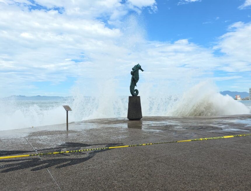 Cierran todas las playas de Puerto Vallarta por elevado oleaje asociado al huracán Rachel