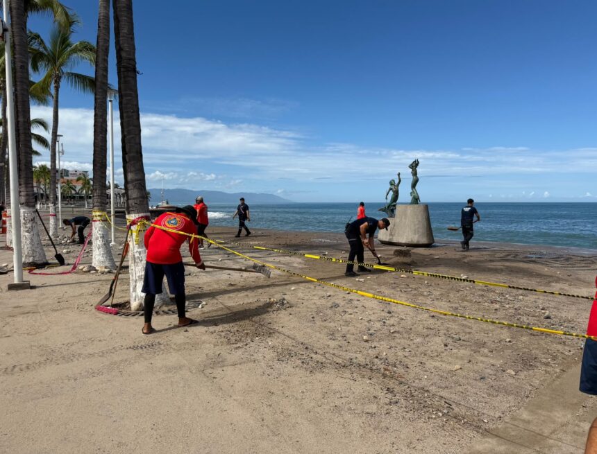 Mantienen limpieza y saneamiento en franja turística tras alto oleaje