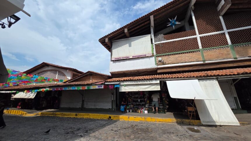 IMG-20261006-WA0262 Locatarios del mercado del Río Cuale piden renovación de cableado eléctrico