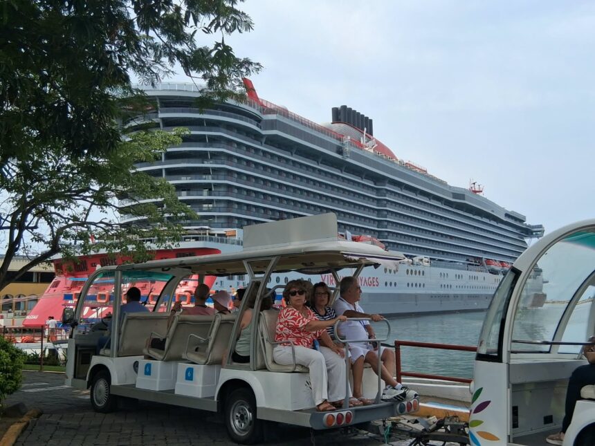 Puerto Vallarta registra doble arribo de cruceros este miércoles