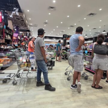 Se registran compras de pánico en Puerto Vallarta ante posible impacto de Simón