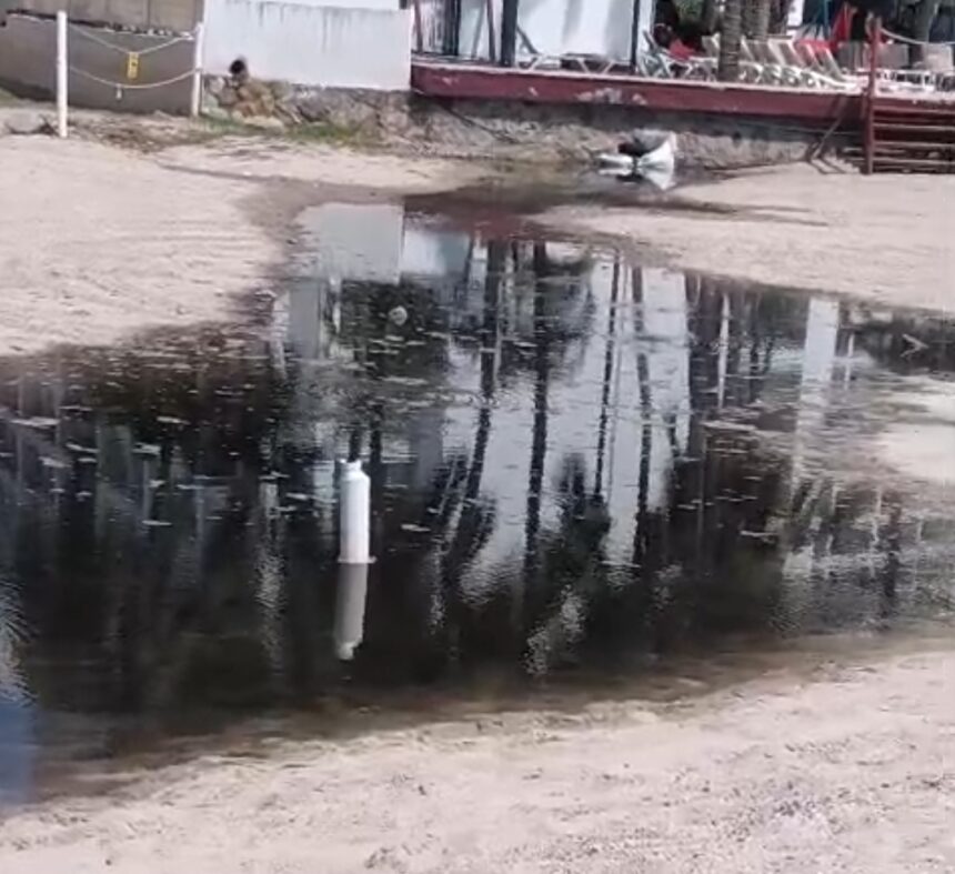 Denuncian presunta descarga de aguas negras al mar en la zona turística norte de Puerto Vallarta