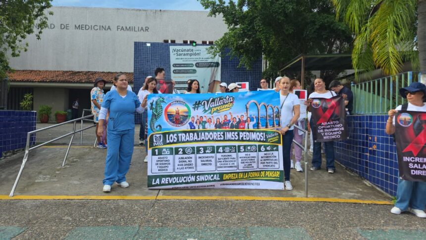 Trabajadores del IMSS marchan en Puerto Vallarta para exigir aumento salarial y mejores prestaciones