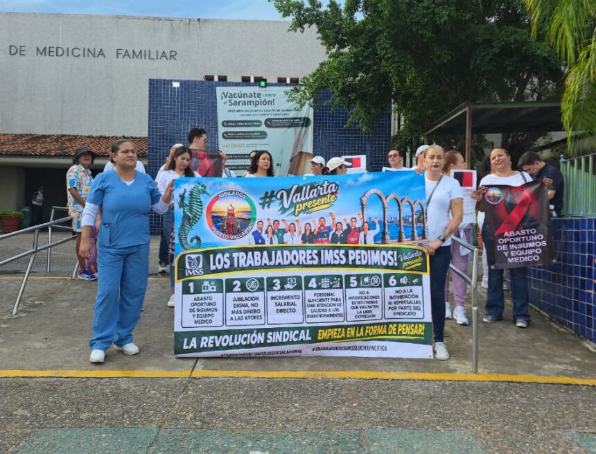 Trabajadores del IMSS marchan en Puerto Vallarta para exigir aumento salarial y mejores prestaciones