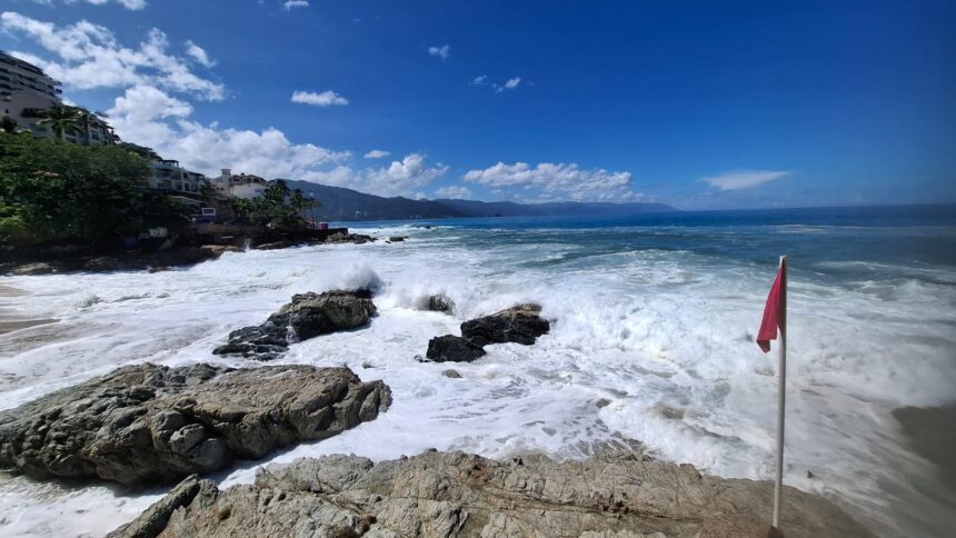Mantienen bandera roja y cierre preventivo por fuerte oleaje en Puerto Vallarta