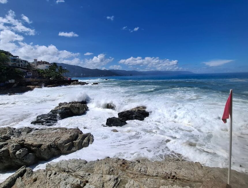 Mantienen bandera roja y cierre preventivo por fuerte oleaje en Puerto Vallarta